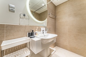 Shower, hair dryer, bidet, towels
