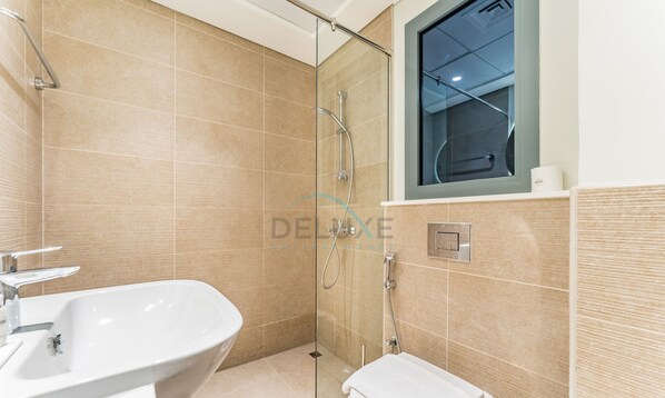 Shower, hair dryer, bidet, towels - Steps from Dubai Hills Park and Mall, 15-Minute Drive to Burj Khalifa (Dubai)