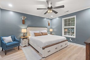 1 habitación, tabla de planchar con plancha, cuna de viaje y wifi