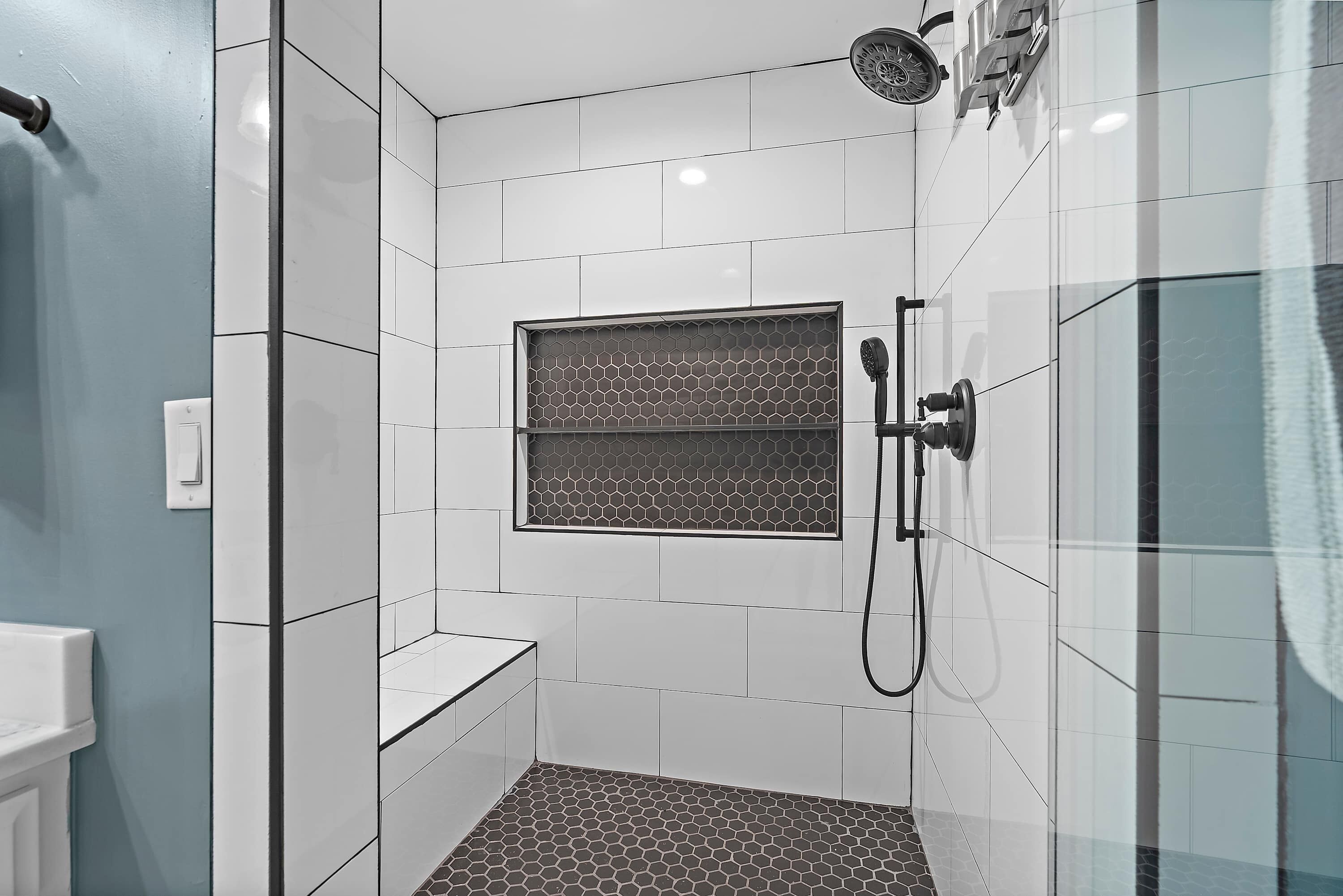 Suihku, hiustenkuivaaja, pyyhkeet