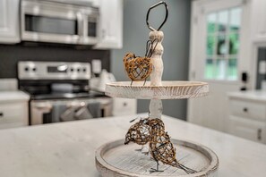 Fridge, microwave, oven, stovetop - The Daisy Den * 20mins to Downtown Chatt * Mins to Blue Hole * (Soddy-Daisy)