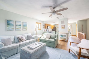 TV, DVD player, offices - Duck Condo, 5 min walk to beach w/ community pool! (Duck)