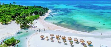 Beach nearby, sun-loungers, beach towels