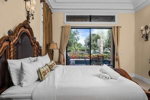 6 habitaciones, escritorio, tabla de planchar con plancha y wifi