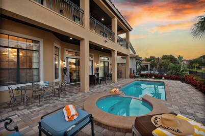 Spacious villa near Disney w/ pool & cinema