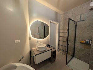 Dusche, Whirlpool, Haartrockner, Bidet