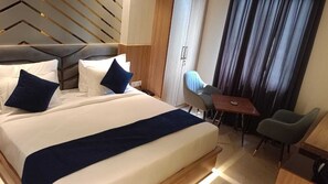 客房内保险箱、办公桌、笔记本电脑工作区、遮光窗帘