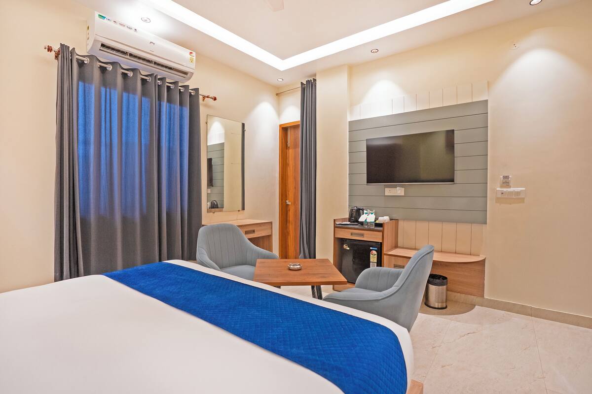 Deluxe Room | In-room safe, desk, laptop workspace, blackout curtains
