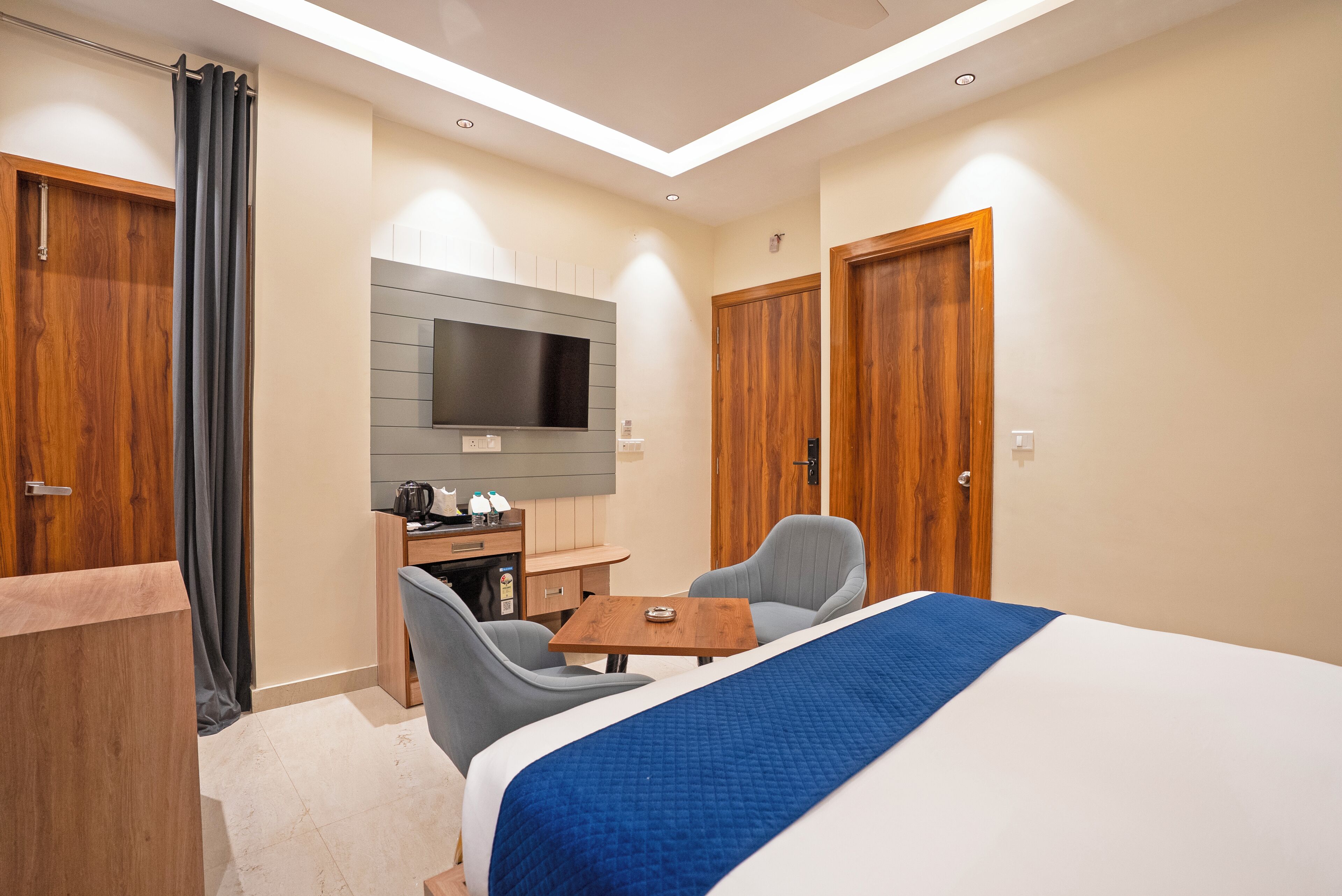 Deluxe Room | In-room safe, desk, laptop workspace, blackout drapes