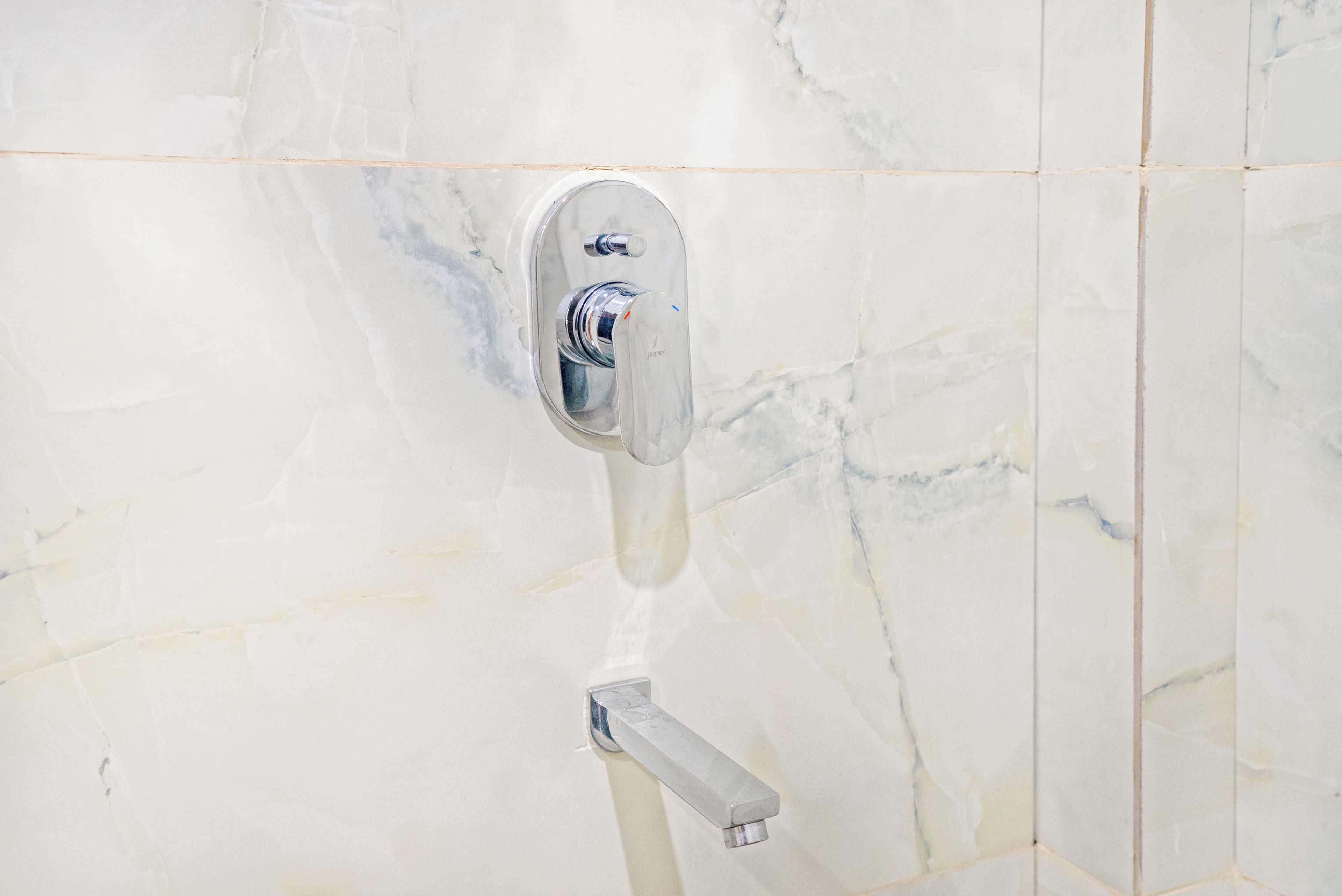 Un baño con mandos de ducha empotrados.