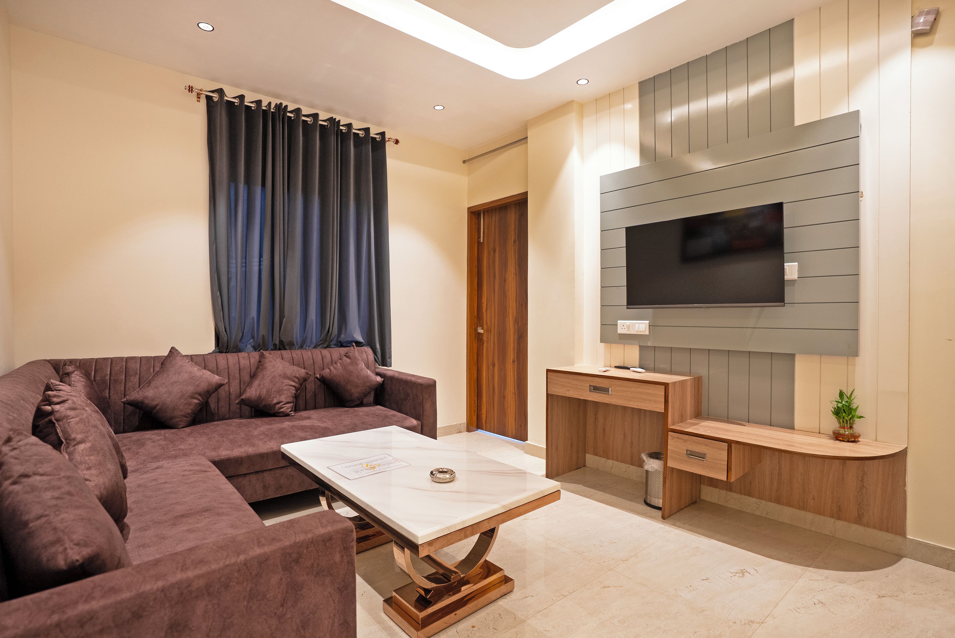 家庭套房, 阳台, 城市景观 | 高档床上用品、记忆海绵床垫、客房内保险箱、特色家居