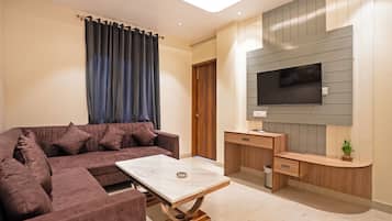 家庭套房, 阳台, 城市景观 | 高档床上用品、记忆海绵床垫、客房内保险箱、特色家居