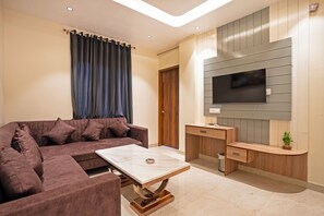 Suite familiale, balcon, vue sur la ville | Literie de qualité, lit avec matelas en mousse à mémoire, coffre-fort