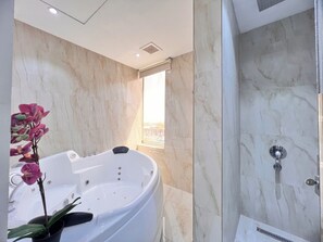 Honeymoon Studio | Bathroom | Free toiletries, bidet, towels, soap - AL Ewan Pro Serviced Apartments (Al Kharj)