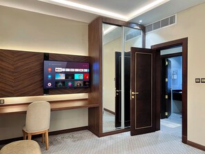 Honeymoon Suite | Laptop workspace, free WiFi