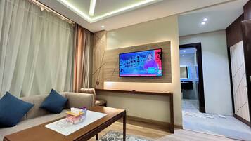 Luxury Room, City View | Living area