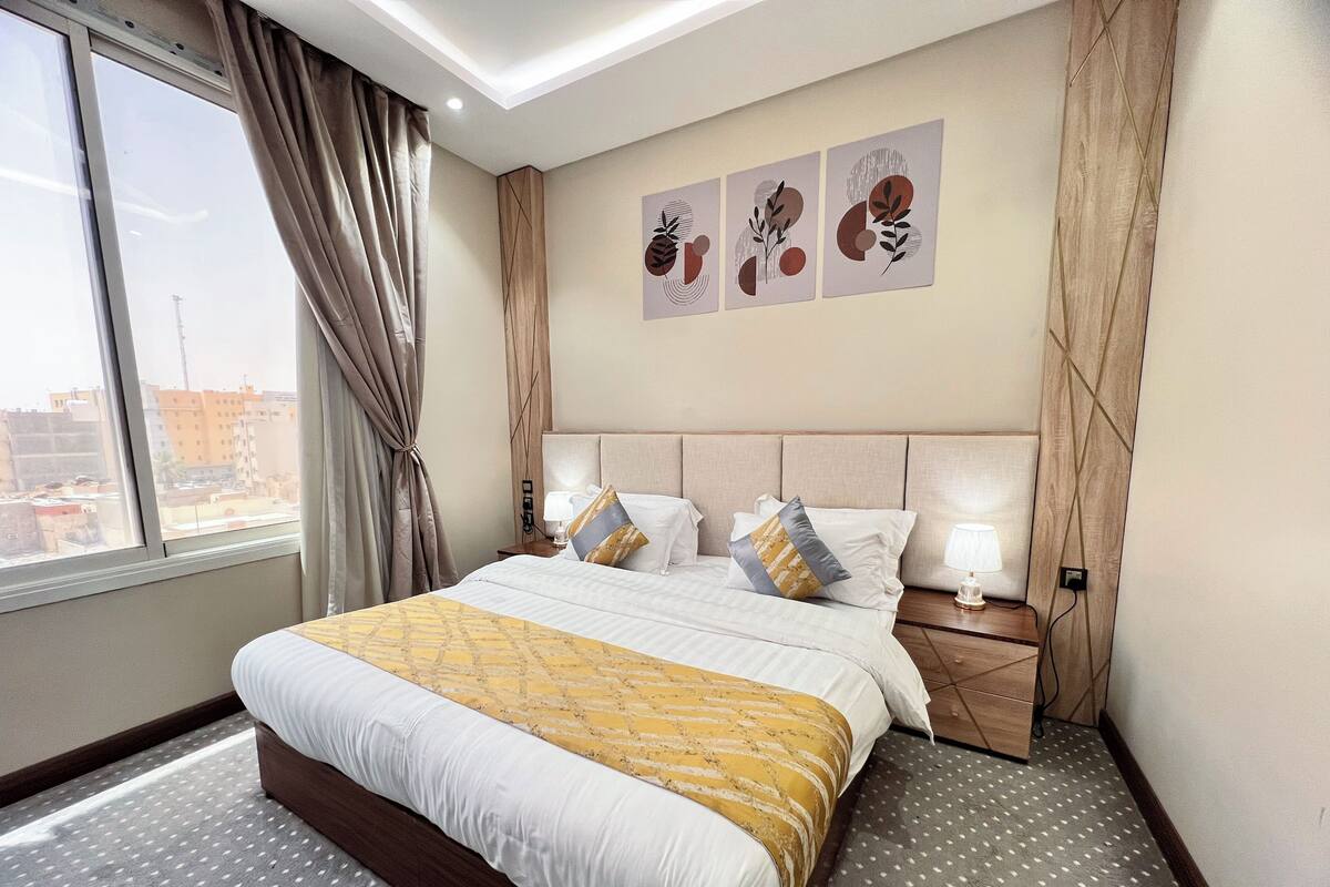 Deluxe Suite, City View | Laptop workspace, free WiFi