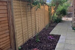 Property grounds - Charming 2BD Home, 3 Mins from Arsenal Station (Greater London)