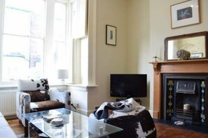 TV - Charming 2BD Home, 3 Mins from Arsenal Station (Greater London)