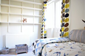 2 bedrooms, iron/ironing board, internet, bed sheets - Charming 2BD Home, 3 Mins from Arsenal Station (Greater London)