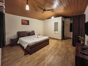 Premium Cottage | Individually furnished, desk, laptop workspace, free WiFi