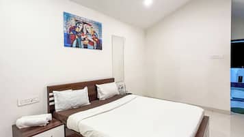 Deluxe Cottage | Individually furnished, desk, laptop workspace, free WiFi