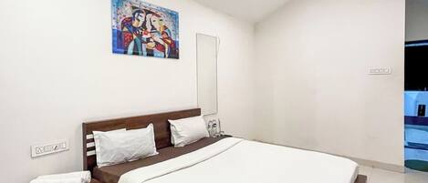 Deluxe Cottage | Individually furnished, desk, laptop workspace, free WiFi