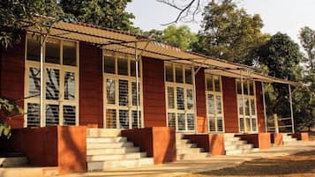 Deluxe Cottage | Individually furnished, desk, laptop workspace, free WiFi