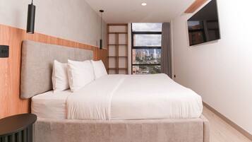 3 habitaciones, escritorio y tabla de planchar con plancha