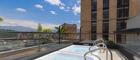 Bain à remous extérieur