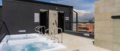 Outdoor spa tub