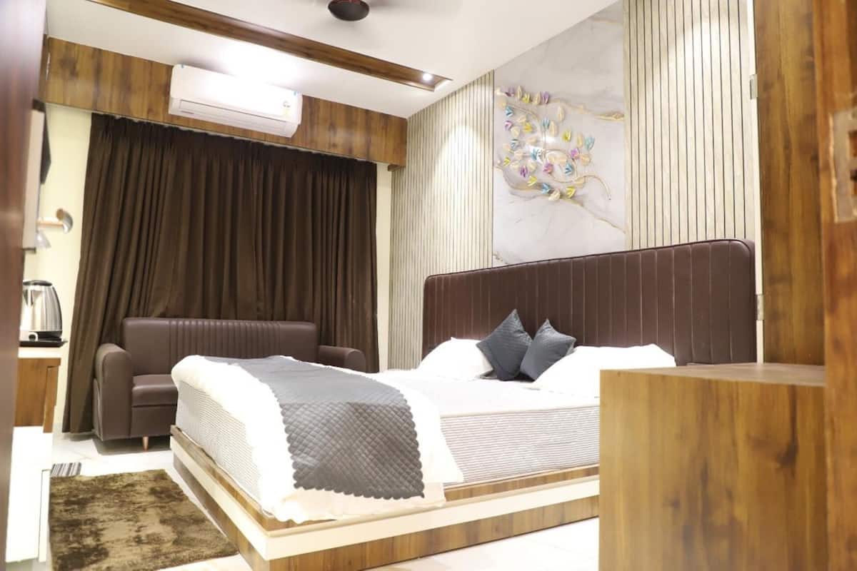Habitación Royal, 1 cama de matrimonio grande, vistas a la ciudad | Wifi gratis y ropa de cama