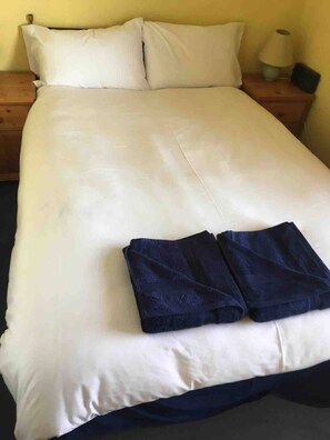 4 bedrooms, iron/ironing board, WiFi, bed sheets