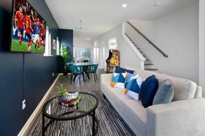 Télévision, livres, espaces bureaux