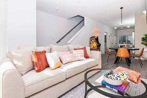 テレビ、書庫、書斎 / ワークスペース