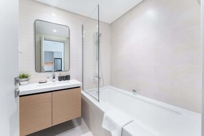 Een douche, een haardroger, handdoeken