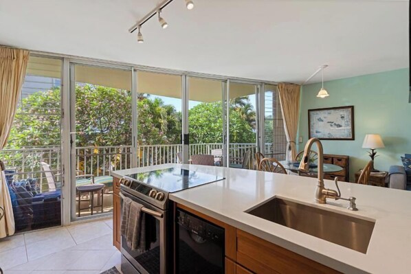 Réfrigérateur, four à micro-ondes, un four, surface de cuisson