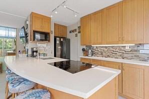 ثلاجة، ميكروويف، فرن، موقد طهي مسطح