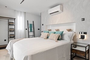 1 chambre, bureau, fer et planche à repasser, lit parapluie