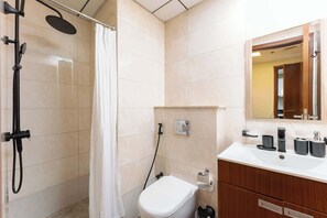 シャワー、ヘアドライヤー、タオル