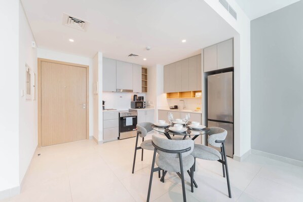 冷蔵庫、電子レンジ、オーブン、コンロ