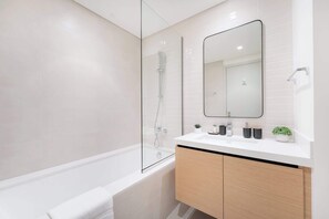 シャワー、ヘアドライヤー、タオル