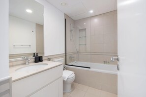 Douche, sèche-cheveux, serviettes fournies