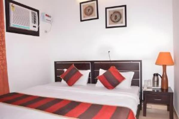 Standard Room | Desk, rollaway beds, free WiFi, bed sheets