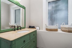 Dusche, Haartrockner, Handtücher, Shampoo