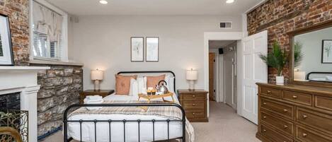 4 bedrooms, desk, iron/ironing board, travel cot