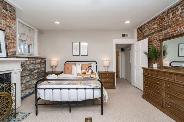 4 bedrooms, desk, iron/ironing board, travel cot
