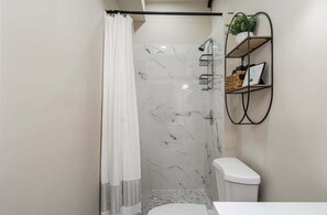 Shower, hair dryer, towels, shampoo - Rutledge After Dark - Walk to Broadway & The Gulch (Nashville)