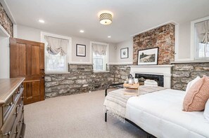 4 bedrooms, desk, iron/ironing board, travel cot - Rutledge After Dark - Walk to Broadway & The Gulch (Nashville)