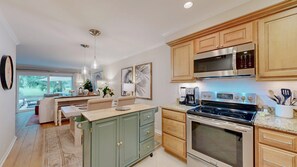 Fridge, microwave, oven, stovetop - 2 Bedroom updated condo (Hilton Head)